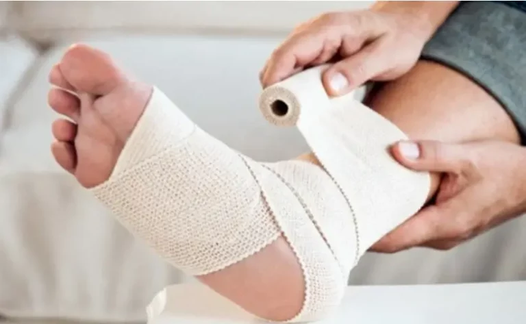 How to Use Compression Bandages to Treat Sports Injuries